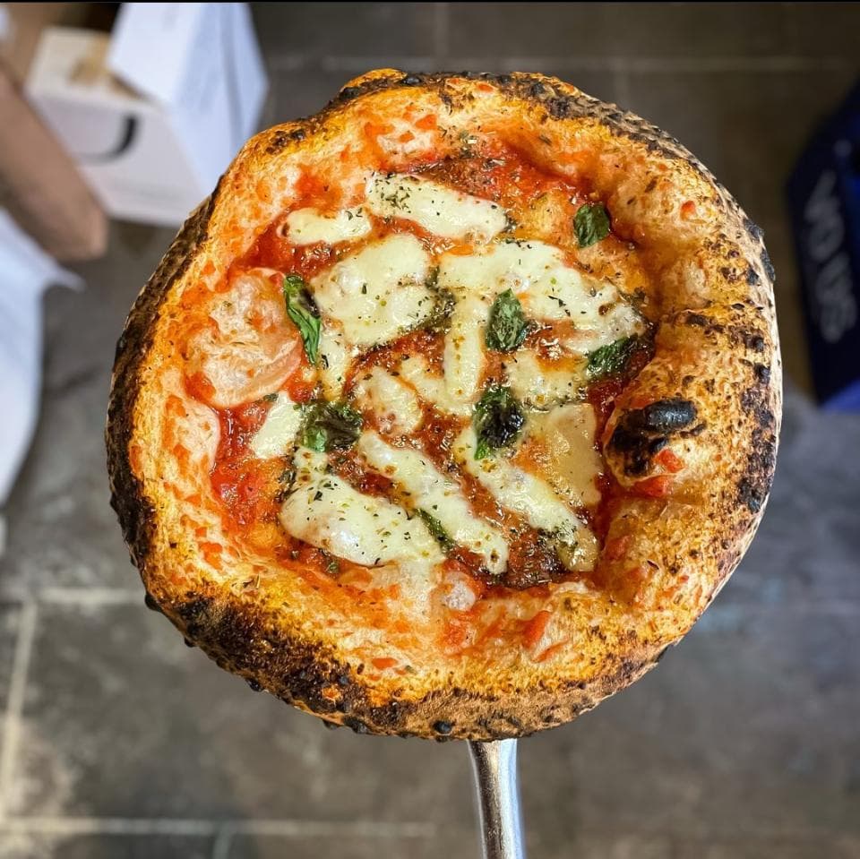 Pizza serveras från ugnen